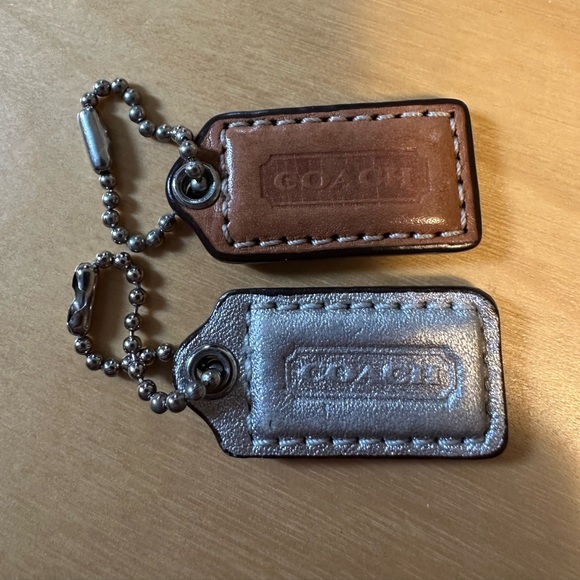 Coach - Set of 2 Vintage Coach Leather Hangtags – Brown & Metallic Silver - Picture 1 of 2